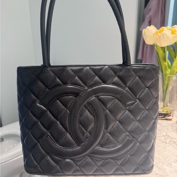 Black chanel VINTAGE BAG. In such good condition - Picture 1 of 5